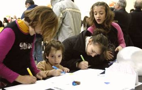 Τα μικρά παιδιά είναι οι πρωταγωνιστές των εκδηλώσεων αλληλεγγύης που διοργανώνουν τα ταξικά συνδικάτα και άλλοι φορείς
