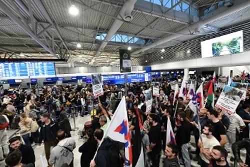 Αεροδρόμιο «Ελ.Βενιζέλος»: Σωματεία πραγματοποιούν παρέμβαση στις αναχωρήσεις, στέλνοντας διεθνές μήνυμα αλληλεγγύης στον παλαιστινιακό λαό, με θερμή ανταπόκριση σε εργαζόμενους κι επιβάτες