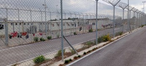 Στα σύγχρονα στρατόπεδα συγκέντρωσης της ΕΕ (φωτ. από τη Σάμο) καταλήγουν οι κατατρεγμένοι και ακολουθεί η διαλογή τους όπως βολεύει το ευρωενωσιακό κεφάλαιο