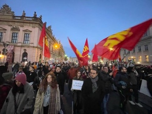 ΓΕΡΜΑΝΙΑ - Μαζικό το μπλοκ του ΚΚΕ στην πορεία στο Βερολίνο