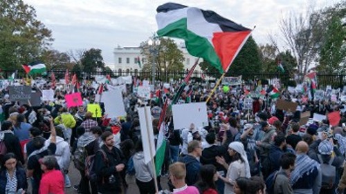 ΗΠΑ - Με τις παλαιστινιακές σημαίες έξω από τον Λευκό Οίκο