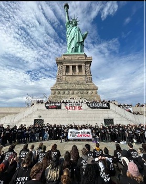 Συμβολική κατάληψη του Αγάλματος της Ελευθερίας, στη Νέα Υόρκη
