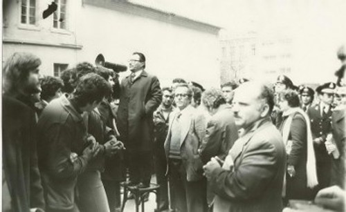Ο Δ. Μαυροδόγλου μιλάει σε απεργούς οικοδόμους το 1977