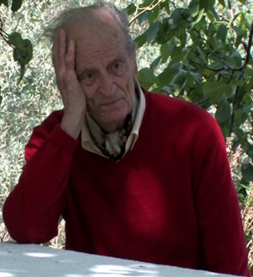 Ο αντιστασιακός φυματιολόγος Δημήτρης Νταλιάνης (1916 - 2010) επισκέπτεται την Ικαρία, μετά από χρόνια. Τι να σκέφτεται άραγε εκ των υστέρων για τον τόπο του μαρτυρίου;
