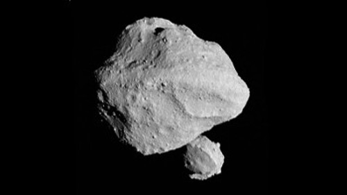 Η πρώτη φωτογραφία από τη «Lucy», που έδειξε ότι ο Ντίνκινες είναι διπλός αστεροειδής, με έναν μικρότερο βράχο να περιφέρεται γύρω από τον μεγαλύτερο