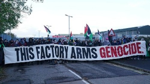 «Αυτό το εργοστάσιο εξοπλίζει γενοκτονία!» (φωτ. από τον αποκλεισμό της «BAE Systems», στη Βρετανία)