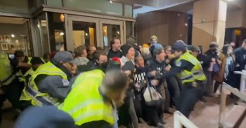 ΗΠΑ - Αστυνομική καταστολή έξω από τα γραφεία των Δημοκρατικών στην Ουάσιγκτον