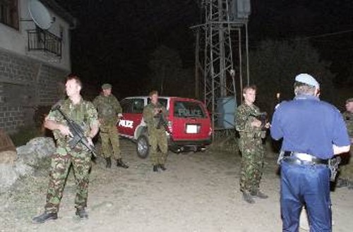 ΝΑΤΟικοί στο χώρο έκρηξης βόμβας στο χωριό Μάλι Αλας