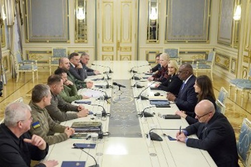 Από τις συνομιλίες της ουκρανικής κυβέρνησης με τον υπουργό Αμυνας των ΗΠΑ, χτες, στο Κίεβο