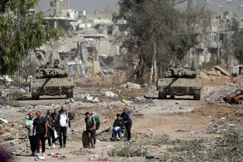 Ισραηλινά άρματα μάχης φράζουν τον δρόμο, καθώς Παλαιστίνιοι πασχίζουν να γυρίσουν στα σπίτια τους, στη βόρεια Γάζα