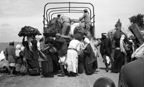 Ο πρώτος παλαιστινιακο-ισραηλινός πόλεμος, του 1948, σε τρία στιγμιότυπα, στα οποία αποτυπώνεται ο ξεριζωμός: Παλαιστίνιοι μαχητές στην πρώτη γραμμή του πυρός - Εκτοπισμένοι εγκαταλείπουν το χωριό τους, με τα όποια υπάρχοντά τους κατάφεραν να διασώσουν (ξεχωρίζει ένα χαλί) - Αντρες και γυναίκες εσπευσμένα φορτώνουν σ' ένα φορτηγό ρούχα και σκεπάσματα για να προστατευτούν από τη γύμνια της καταστροφής