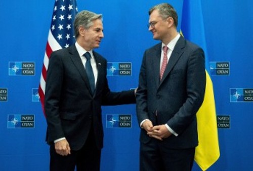 Ο Αμερικανός ΥΠΕΞ με τον Ουκρανό ομόλογό του στην υπουργική σύνοδο του ΝΑΤΟ