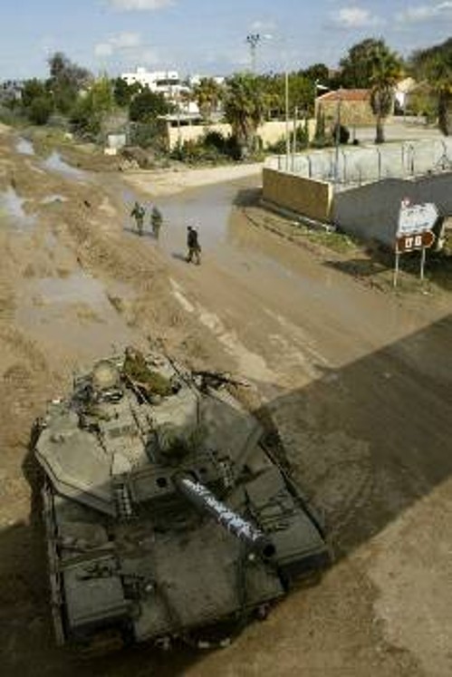 Ισραηλινά άρματα μάχης δίπλα σε εποικισμούς (φωτ. αρχείου)