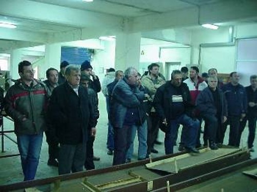Οι 300 που απέμειναν να εργάζονται στο καπνομάγαζο του Μιχαηλίδη, βρίσκονται στον αέρα. Η κυβέρνηση ωστόσο βλέπει μείωση της ανεργίας...