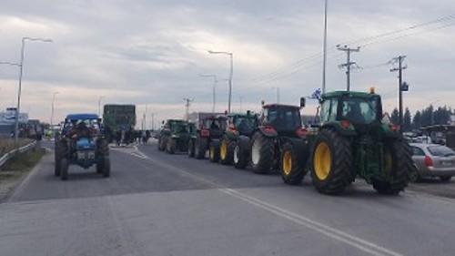 Για 22 μέρες παραμένουν στον Πλατύκαμπο οι βιοπαλαιστές αγρότες με τα τρακτέρ τους