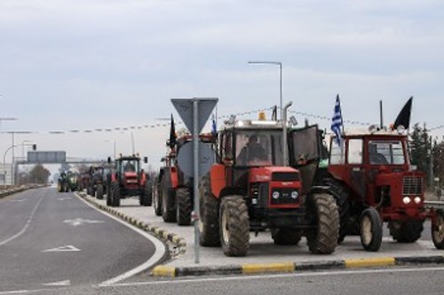 Στον κόμβο του Πλατύκαμπου Λάρισας παραμένουν οι αγρότες με τα τρακτέρ τους