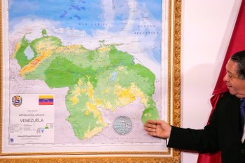 Ο νέος χάρτης που παρουσίασε η σοσιαλδημοκρατική κυβέρνηση της Βενεζουέλας, στον οποίο εμφανίζεται ενσωματωμένη η περιοχή Εσεκίμπο, πάνω από το μισό της έκτασης της Γουιάνας…