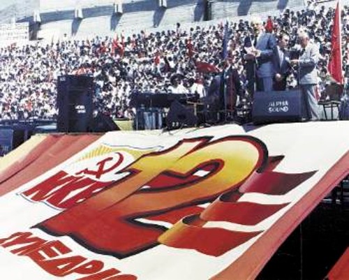 Ο Χαρ. Φλωράκης στο βήμα της συγκέντρωσης στο γήπεδο της ΑΕΚ, μετά την ολοκλήρωση του 12ου Συνεδρίου (17/5/1987)