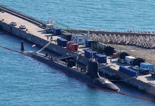 Το αμερικανικό υποβρύχιο «USS Misouri» στο λιμάνι Μπουσάν της Νότιας Κορέας