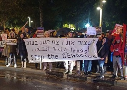 Από την κινητοποίηση στο Τελ Αβίβ, όπου το πανό με το σύνθημα «Σταματήστε τη γενοκτονία!» μπήκε στο στόχαστρο της αστυνομίας