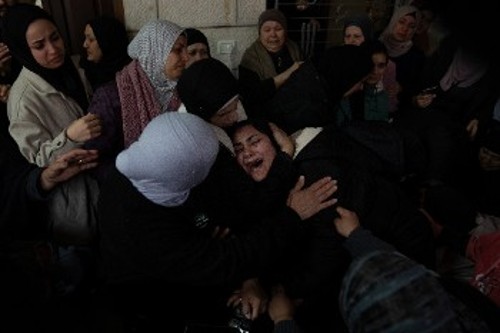 Συγγενείς θυμάτων καταρρέουν και στη Δυτική Οχθη, αποχαιρετώντας τους αγαπημένους τους...
