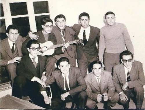 30 Νοέμβρη 1958. Με συμμαθητές του σε πάρτι, στη Δράμα. Ορθιοι από αριστερά: Με την κιθάρα ο Φώντας Λάδης, Α. Χατζηανέστης, Στέφανος Χατζηστεφάνου, Νώντας Ιωάννου. Καθιστοί: Γ. Βαρελάς, Γιώργος Βαρδαλής, Ορέστης Μητσάκης, Σάκης Καραθανάσης (Αρχείο Φώντα Λάδη)