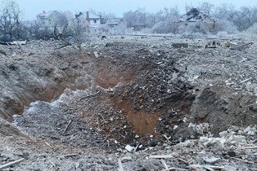 Κρατήρας από ρωσικό βομβαρδισμό στα περίχωρα της ουκρανικής πόλης Κρίβι Ριχ