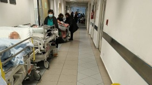 Ασθενείς ξεροσταλιάζουν σε διαδρόμους περιμένοντας κρεβάτι (φωτ. αρχείου)