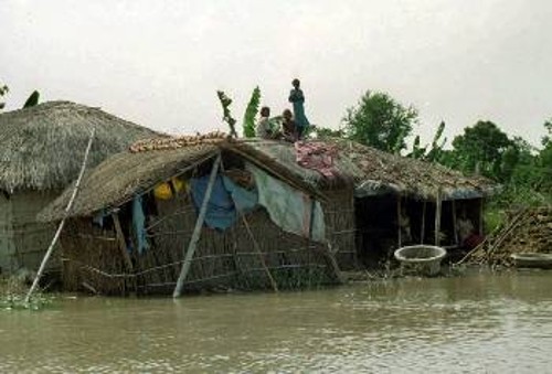 Παιδιά που έχουν παγιδευτεί στην οροφή του σπιτιού τους από τις πλημμύρες στο Μπιχάρ της Ινδίας περιμένουν βοήθεια...