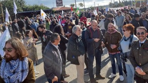 Από τη συγκέντρωση διαμαρτυρίας που κάλεσε το Παγκύπριο Συμβούλιο Ειρήνης έξω από τη βάση στο Ακρωτήρι