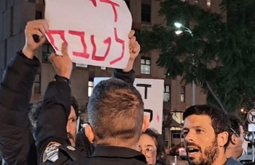 Αστυνομικοί αρπάζουν αντιπολεμικά πλακάτ στο Τελ Αβίβ