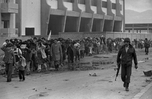 Παλαιστίνιοι πρόσφυγες εγκαταλείπουν το στρατόπεδο Τελ Αλ Ζαατάρ, μετά τη σφαγή τους από χριστιανούς φαλαγγίτες, στις 12 Αυγούστου 1976. Γι' αυτούς γράφει «Το αραβικό άλογο»
