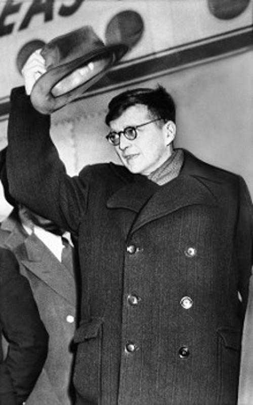 Ο Σοβιετικός συνθέτης Ντμίτρι Σοστακόβιτς, στο βήμα του συνεδρίου του Πολιτιστικού και Επιστημονικού Συνεδρίου (Μάρτης 1949), που αποκηρύσσει την ιμπεριαλιστική επιθετικότητα εναντίον της ΕΣΣΔ