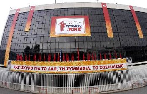 Η πρόσοψη του κτιρίου της ΚΕ ντυμένη με τα χρώματα του Συνεδρίου