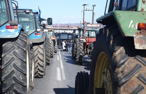 Τα ΜΑΤ συνάντησαν οι αγρότες στη Θεσσαλονίκη