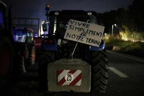 «Απλά να ζούμε από τη δουλειά μας θέλουμε» (φωτ. από μπλόκο στη νότια Γαλλία)