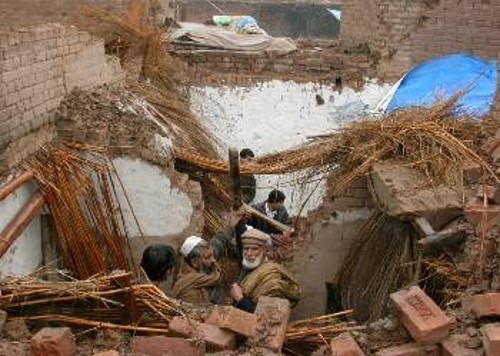 Σπίτι που κατέρρευσε στην Πεσάβαρ. Οι βροχές προκάλεσαν ρήγμα σε φράγμα στο νότιο Πακιστάν, με τουλάχιστον 60 νεκρούς και 500 αγνοουμένους