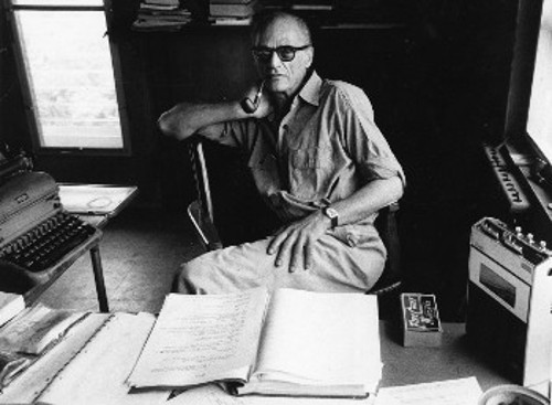 Ο Αρθουρ Μίλερ «παίζει» με το γραφείο του της αγροικίας του, σε στιγμές εργασίας και ραστώνης, στο Ρόξμπερι του Κονέκτικατ. Οι λήψεις ανήκουν στην τρίτη σύζυγό του, την Αυστριακή φωτογράφο Ινγκε Μόρατ