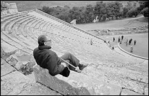 Ο Αμερικανός δραματουργός, ο οποίος δηλώνει ότι έχει επηρεαστεί από την ελληνική τραγωδία, με ανεβασμένο τον γιακά του παλτού του, κοιτάει προς την ορχήστρα του Αρχαίου Θεάτρου της Επιδαύρου