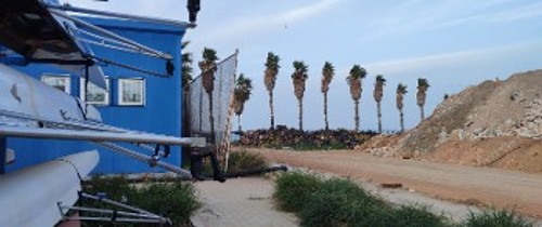 Η ανυπαρξία εγκαταστάσεων υποχρεώνει τους ανθρώπους του ΚΟΕ να μεταφέρουν μόνοι τους τα σκάφη στη θάλασσα