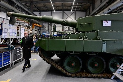 Από πρόσφατη επίσκεψη του Γερμανού καγκελάριου σε νέο εργοστάσιο της πολεμικής βιομηχανίας «Rheinmetall»