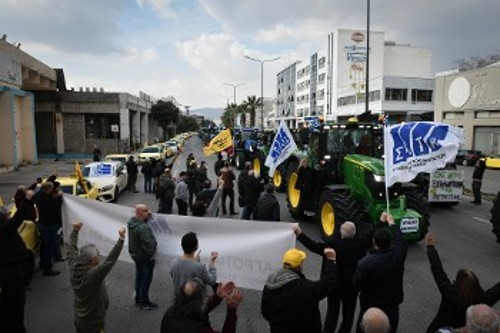 Οι ταξιτζήδες της Αθήνας υποδέχονται τα τρακτέρ