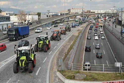 Το κομβόι διασχίζει τον Κηφισό