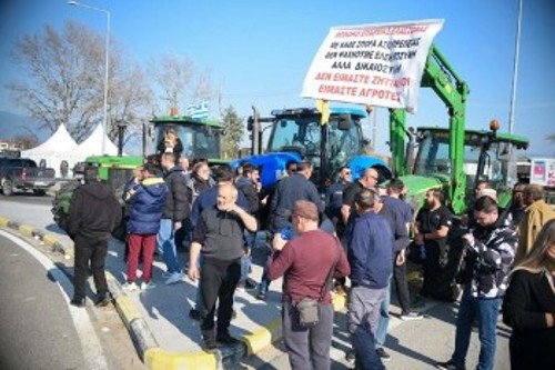 Παραμένουν οι αγρότες στον Πλατύκαμπο