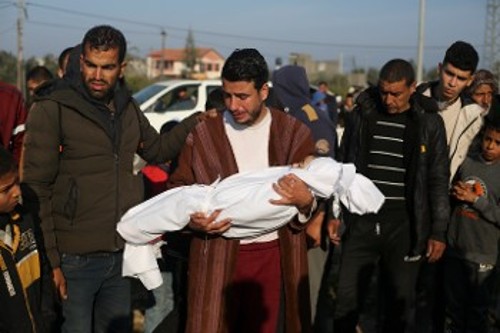 Οι Παλαιστίνιοι στην πολύπαθη Γάζα εξακολουθούν να θρηνούν τα δολοφονημένα από τους Ισραηλινούς παιδιά τους