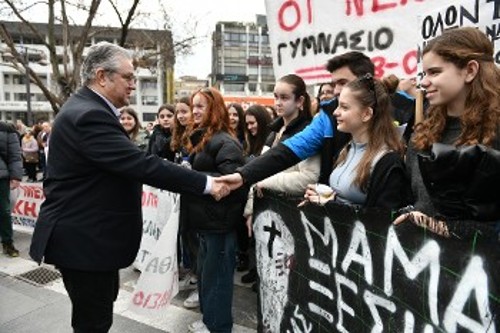 Ο Δ. Κουτσούμπας με μαθητές που διαδήλωσαν στη Λάρισα