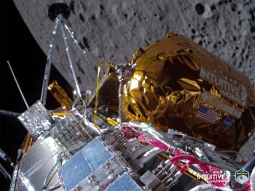 Η διαστημοσυσκευή πάνω από τη Σελήνη, λίγο πριν επιχειρήσει την προσεδάφιση