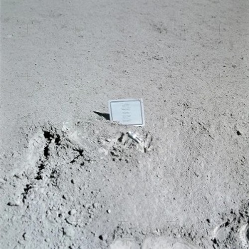 Η πλάκα με τα ονόματα των πεσόντων αστροναυτών και κοσμοναυτών και το αγαλματίδιο του «πεσόντα εξερευνητή του Διαστήματος», που είχε μεταφέρει η αποστολή «Απόλλων 15»
