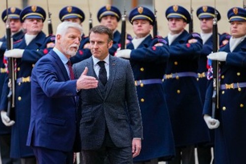 Ο Τσέχος Πρόεδρος Π. Πάβελ, με τον Γάλλο ομόλογό του, Εμ. Μακρόν