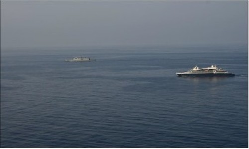 Το πλήρωμα της φρεγάτας «ΥΔΡΑ» διακινδυνεύει τη ζωή του για να παράσχει προστασία ακόμα και σε ...θαλαμηγούς (φωτ. από τον ιστότοπο της ευρωενωσιακής επιχείρησης)